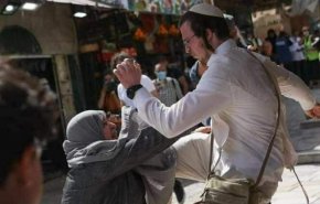 بالفيديو.. مستوطنون يعتدون على سيدة فلسطينية بغاز الفلفل