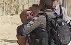 شاهد.. الاحتلال يعتدي بوحشية على سائحة تركية في الأقصى