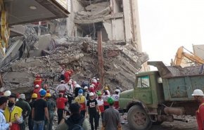 شاهد..روح التضامن تجمع الايرانيين لمساعدة أهالي آبادان بعد انهيار 