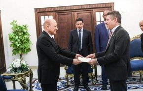 رئيس ما یسمی 'مجلس القيادة' يتسلم اوراق اعتماد السفير الاميركي الجديد