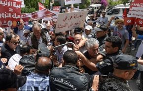 صدامات بين الشرطة ومحتجين وجبهة الخلاص تسعى لتشكيل حكومة إنقاذ وطني
