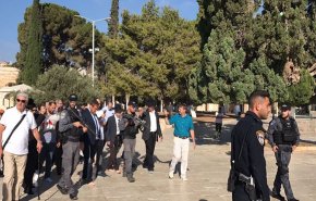 عشرات المستوطنين يقتحمون المسجد الاقصى وحملة مداهمات واعتقالات واسعة بالضفة