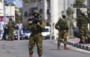 شاب فلسطيني يسيطر على سلاح جندي صهيوني في الخليل + فيديو