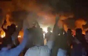 شاهد.. متظاهرون في البصرة يتوعدون بإغلاق الشركات النفطية!