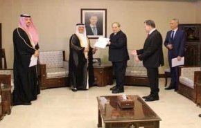 سفير البحرين يقدم نسخة من أوراق اعتماده إلى وزير الخارجية السوري
