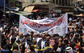 بالصور.. مسيرة احتجاج وسط الاردن على رفع الأسعار
