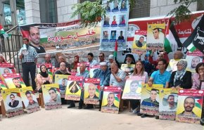 ذوو الأسرى الفلسطينيين ينظمون وقفة أمام مقر الصليب الأحمر الدولي دعما لأبنائهم