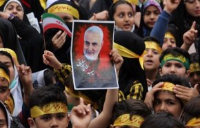 قراءة نشيد 'تحية ايها القائد' في مكان اغتيال الشهيد سليماني