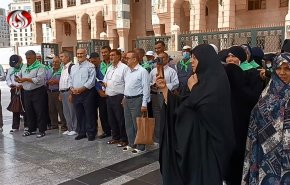 شاهد.. الحجاج الايرانيون يزورون مرقد النبي الأعظم (ص)