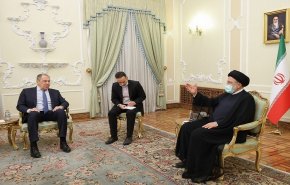 لافروف يصل طهران ويلتقي الرئيس الإيراني إبراهيم رئيسي