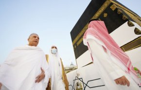 بالصور.. الكاظمي يؤدي مناسك العمرة في مكة المكرمة