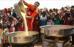 الشيف بوراك يطعم أطفال قرية سودانية
