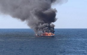 زوارق الاحتلال تفجر قاربا للصيادين في بحر غزة