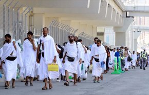 شاهد.. حجاج بيت الله يتوافدون الی مکة المكرمة