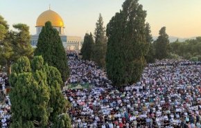 عشرات آلاف المصلين يؤدون صلاة الجمعة في الأقصى