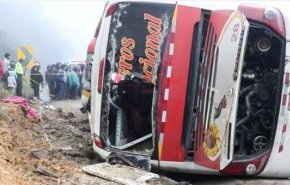 شاهد.. مقتل 19شخصا بسقوط حافلة في واد عميق جنوب غربي باكستان