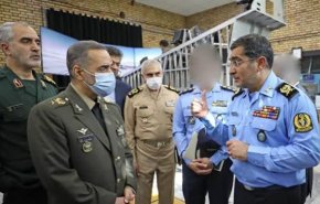 وزير الدفاع الايراني يتفقد مراحل انتاج طائرة تدريبية نفاثة + صور