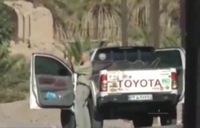 شاهد.. نائب سفير بريطانيا في إيران معصوب العينين