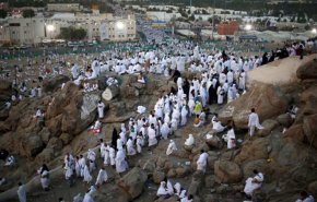 الحجاج يؤدون شعائر عرفات اليوم الجمعة