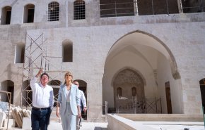 بالصور.. أسماء الأسد تطلع على أعمال إعادة ترميم مدرسة سيف الدولة