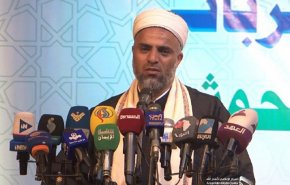 مفتي الديار اليمنية يستنكر صعود المطبع العيسى منبر عرفة 