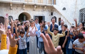 شاهد.. ماذا يفعل الرئيس الاسد وقرينته في اسواق حلب؟