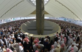 شاهد: حجاج بيت الله الحرام يرمون جمرة العقبة الكبرى