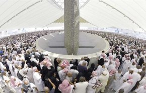 حجاج بيت الله الحرام يرمون الجمرة الثالثة استكمالا لشعائر الحج