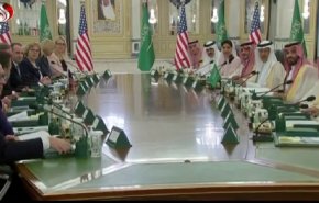 شاهد..تعرّض الرئيس الأميركي وولي العهد السعودي لموقف محرج