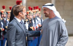 لوموند: علاقة بن زايد وماكرون تستند إلى صفقة مشبوهة