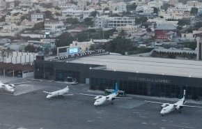 شاهد.. تحطم طائرة بعد هبوطها في مطار مقديشو