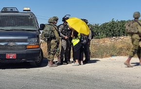 شاهد.. ناشطون يتظاهرون ضد بناء بؤرة استيطانية في حلحول