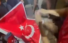 محتجون ينزلون علم تركيا من مبنى سفارتها في بغداد