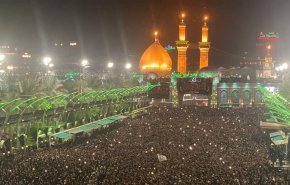شاهد.. مراسيم تبديل الرايات في كربلاء المقدسة