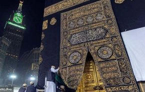 بالفيديو.. الانتهاء من استبدال كسوة الكعبة المشرفة
