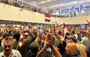 سياسي عراقي مخاطبا المتظاهرین: لاتخرج في تظاهرات هي ليست لك