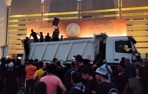 بالفيديو.. أنصار الصدر يزيلون الجدران الخرسانية أمام المنطقة الخضراء