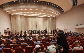 مقرب من الصدر يرد على أنباء إنهاء الاعتصام والانسحاب من البرلمان

