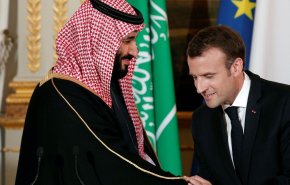 ماذا يخفي ماكرون من انحنائه لبن سلمان.. شاهد الفيديو