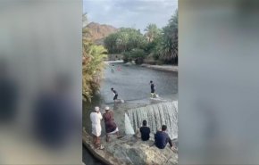 شاهد.. السيول تجرف شخصا في عمان