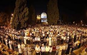 الاحتلال يمنع الفلسطينيين دون 50 عاما من أداء صلاة الفجر بالأقصى