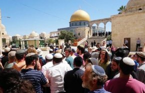 مئات المستوطنين يقتحمون باحات المسجد الأقصى بقوة السلاح