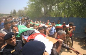 جماهير غفيرة تشيّع الشهيد ياسر النباهين وأطفاله الثلاثة وسط قطاع غزة