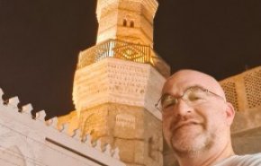 سائح إسرائيلي يجوب السعودية والإمارات والأردن بسيارته الخاصة