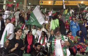 بأسلوب خاص.. انصار عمران خان يحيون عيد إستقلال باكستان