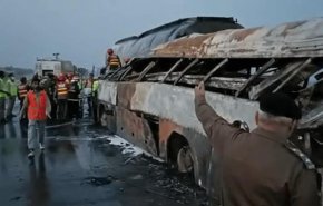 شاهد.. مصرع 20 شخصا حرقا باصطدام حافلة وصهريج في باكستان
