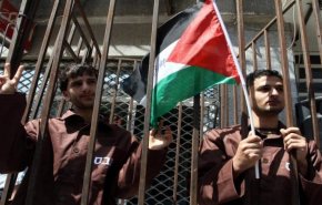 شاهد.. الأسرى الفسطينيين يستعدون لخوض معركة الأمعاء الخاوية 