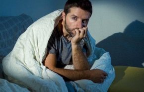 لماذا تغزو الأفكار دماغنا قبل النوم؟
