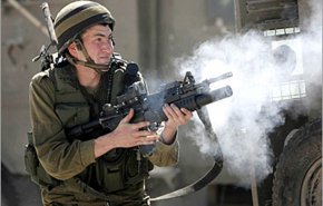 بالفيديو..جندي صهيوني يسقط فيتخلى عنه زملاؤه الفارون من حجارة الفلسطينيين