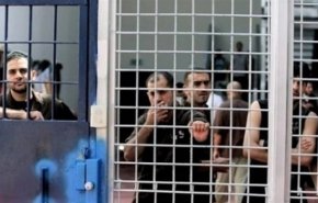 الأسرى الفلسطينيون يحلون الهيئات التنظيمية في سجون الإحتلال